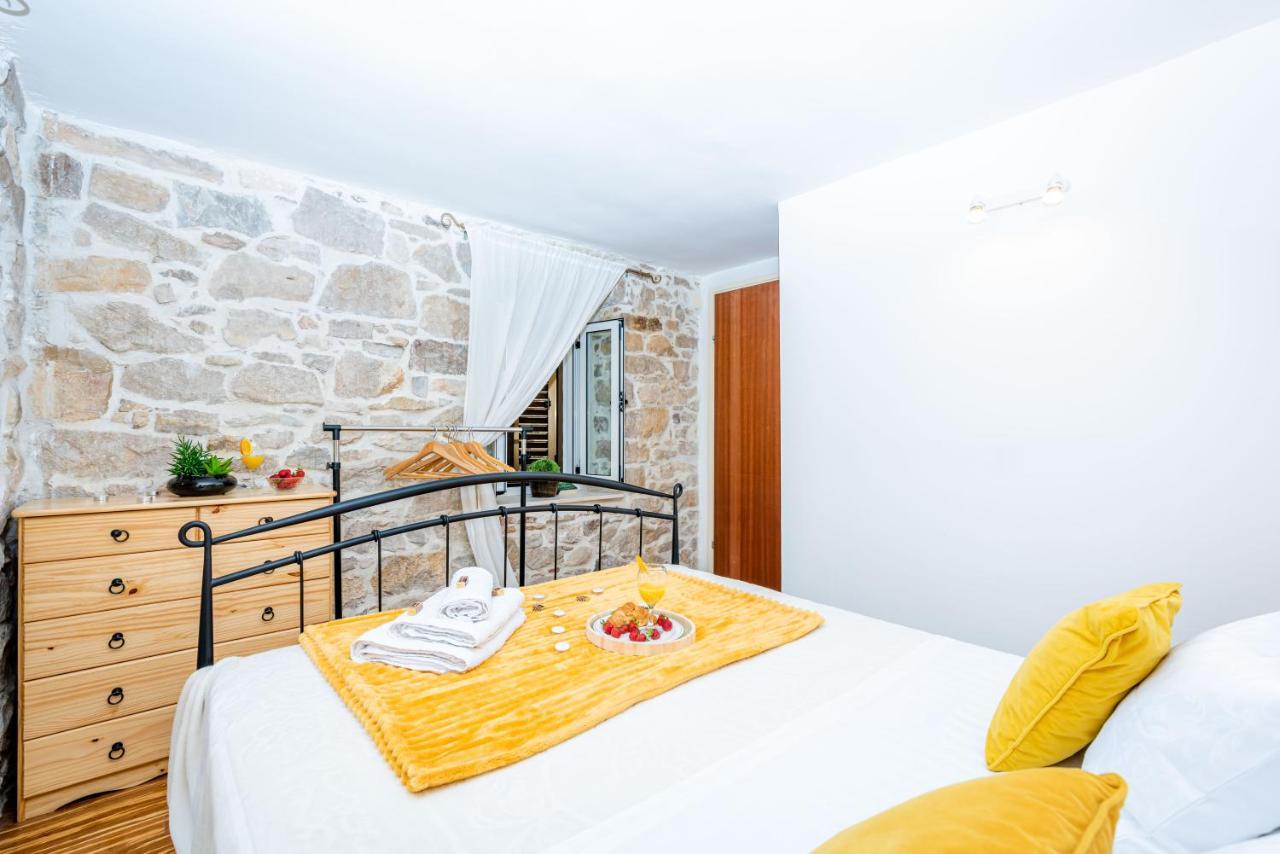 Golden Dream In Diocletian Palace Split Exterior photo
